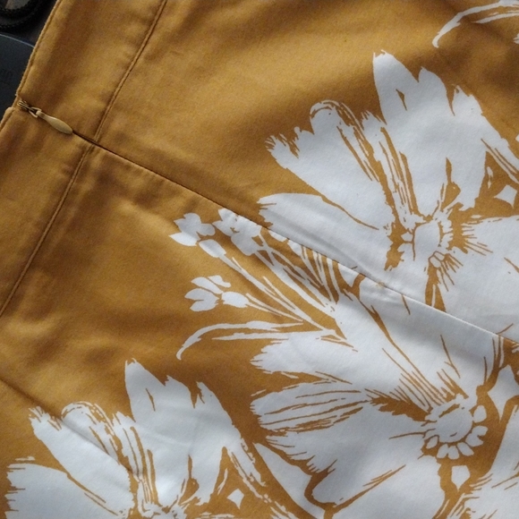 VAN HEUSEN Floral Midi Butterscotch, Blk,White SZ 10 - Picture 6 of 10